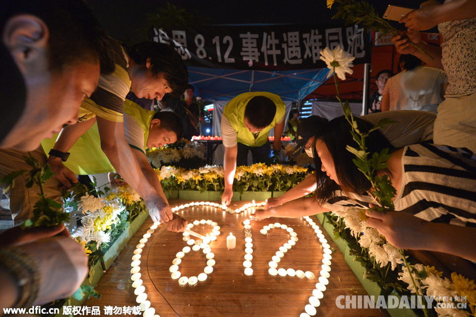 天津市民自带鲜花蜡烛 为死难者祈福