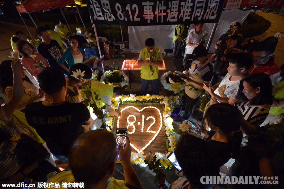 天津市民自带鲜花蜡烛 为死难者祈福