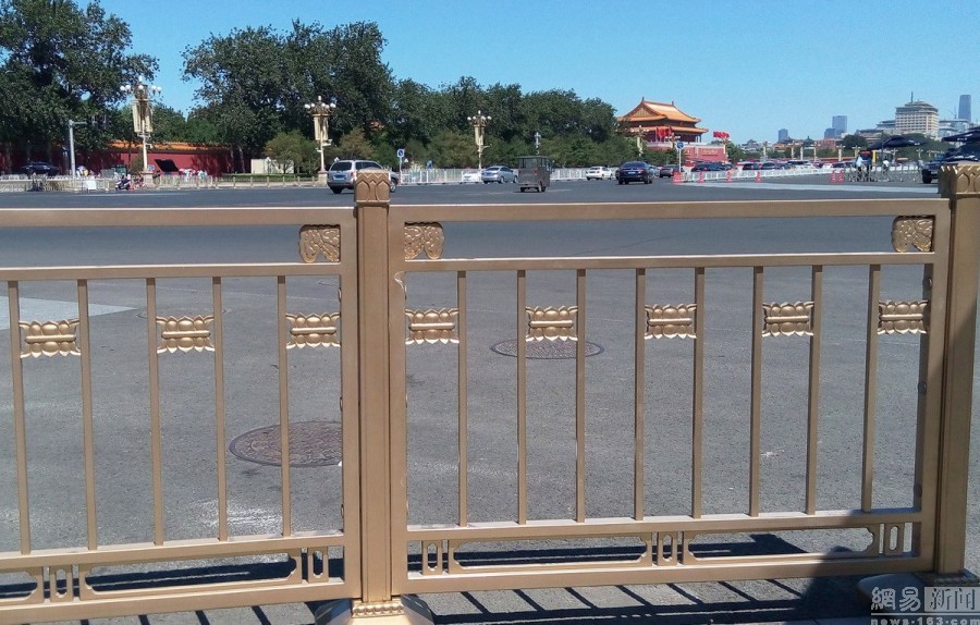 北京迎阅兵 长安街“金护栏”全部更换完成