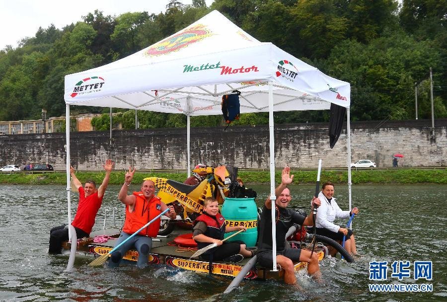 比利时举办“浴缸划船节” 奇葩浴缸造型各异