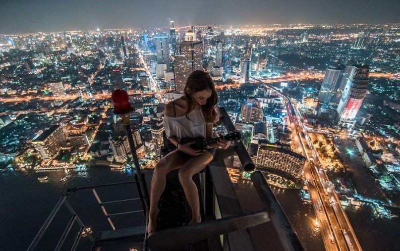 组图：加拿大女子78层高楼边缘拍写真