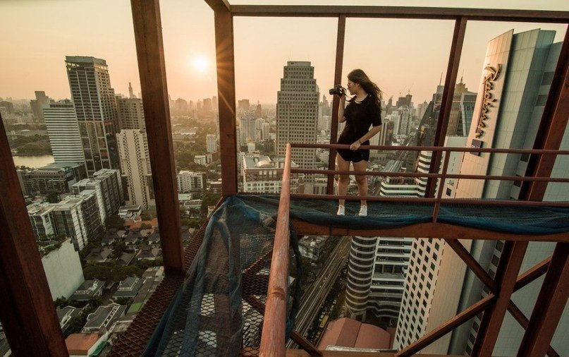组图：加拿大女子78层高楼边缘拍写真