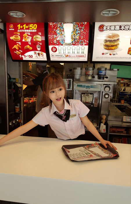 台湾麦当劳女生爆红 粉丝蜂拥而至