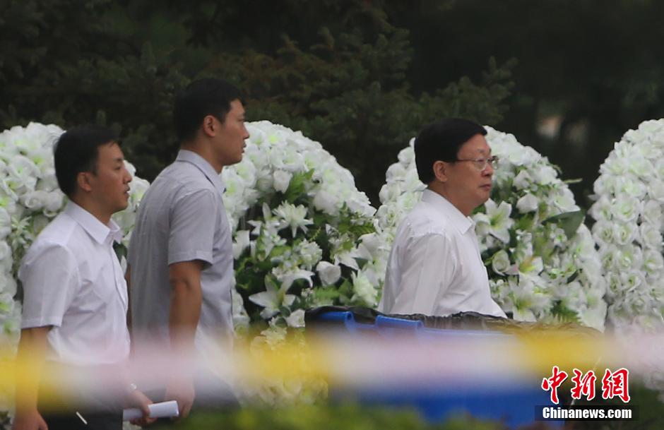 天津各界哀悼特大火灾爆炸事故遇难者