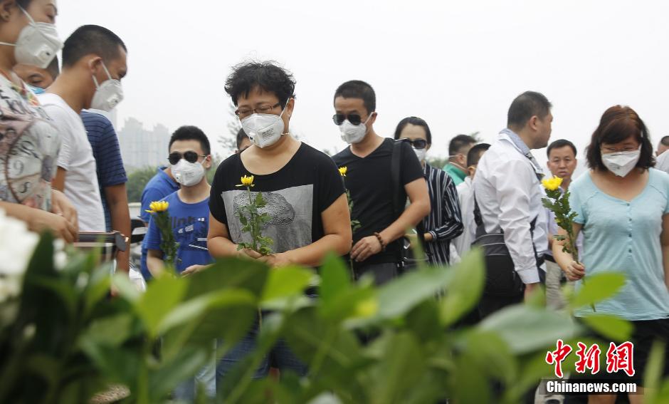 天津各界哀悼特大火灾爆炸事故遇难者