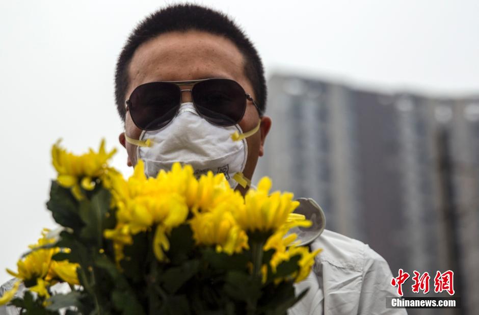 天津各界哀悼特大火灾爆炸事故遇难者
