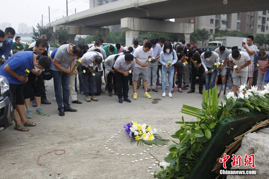 天津各界哀悼特大火灾爆炸事故遇难者