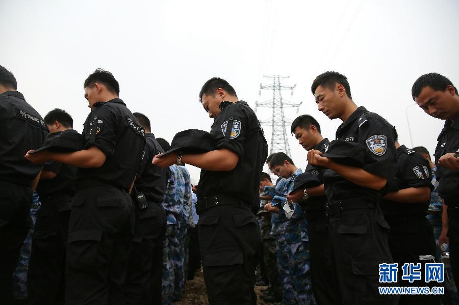 天津各界哀悼特大火灾爆炸事故遇难者