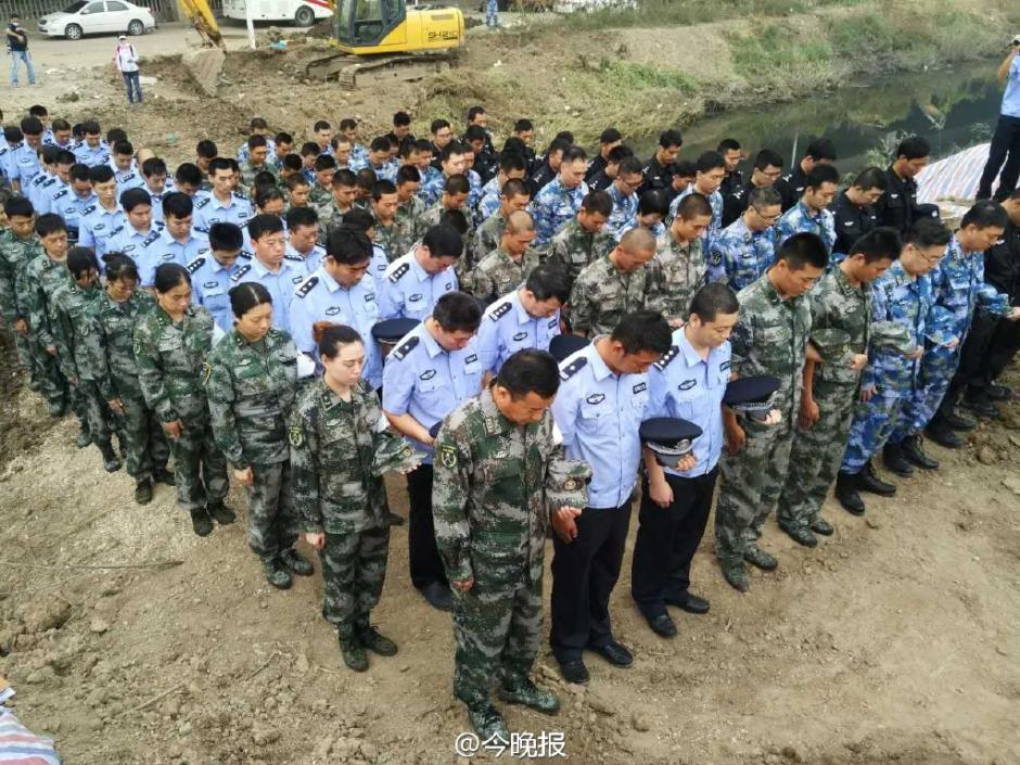 天津各界哀悼特大火灾爆炸事故遇难者