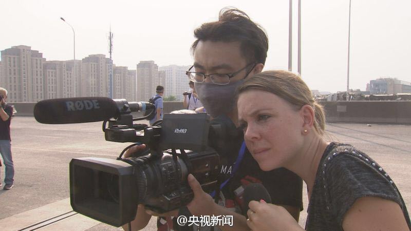 60多家中外媒体进入天津爆炸核心区采访