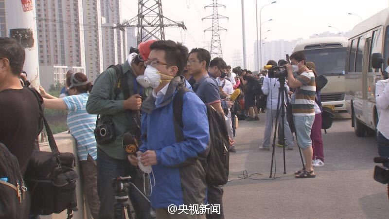 60多家中外媒体进入天津爆炸核心区采访