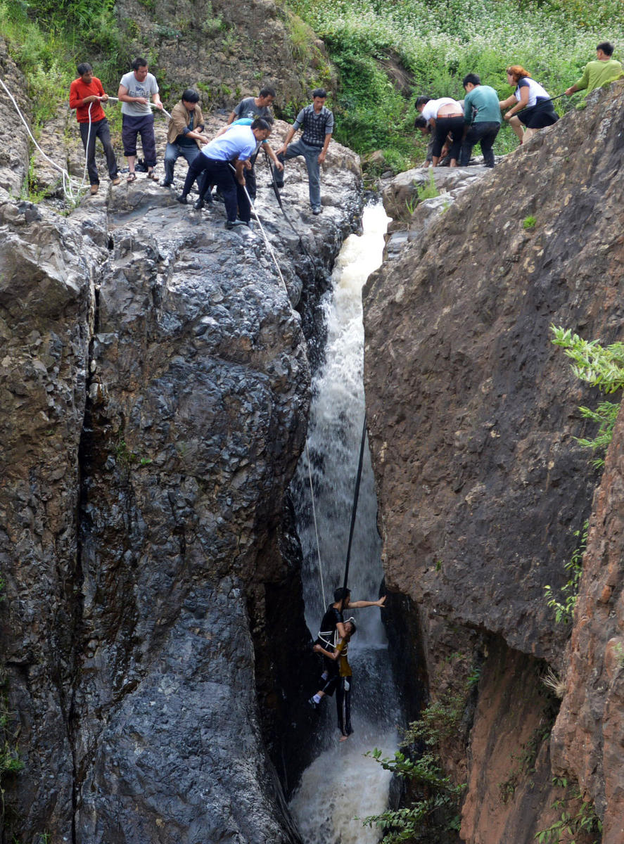 贵州一男孩坠落悬崖瀑布 警民合力营救