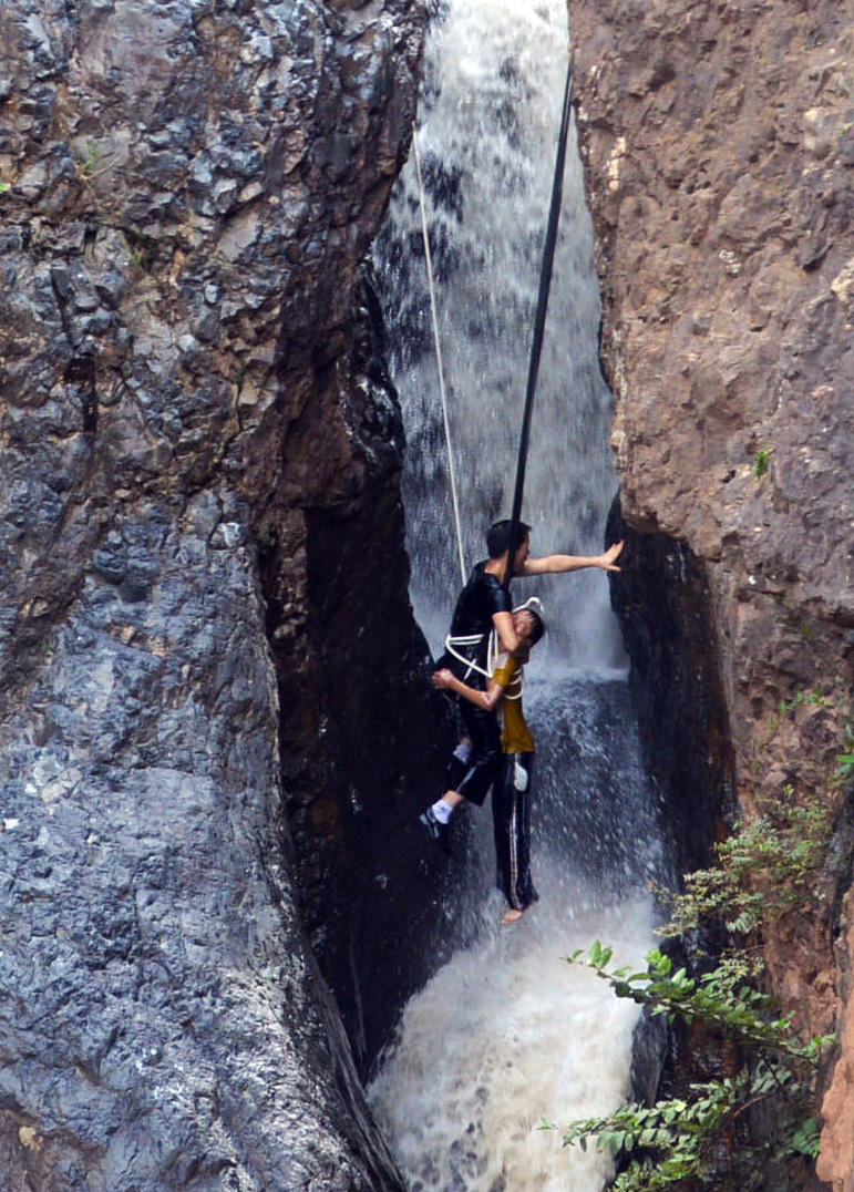 贵州一男孩坠落悬崖瀑布 警民合力营救
