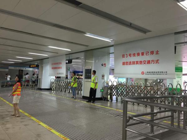 组图：上海地铁站17米高自动扶梯突发故障