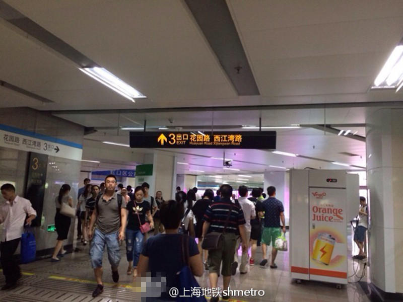 组图：上海地铁站17米高自动扶梯突发故障