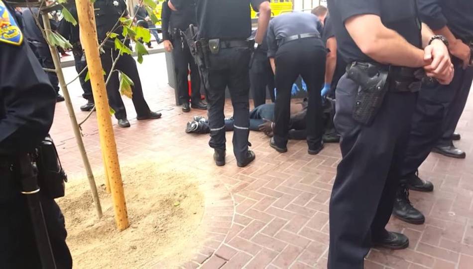 美国警察把假肢当武器 制服残疾男子