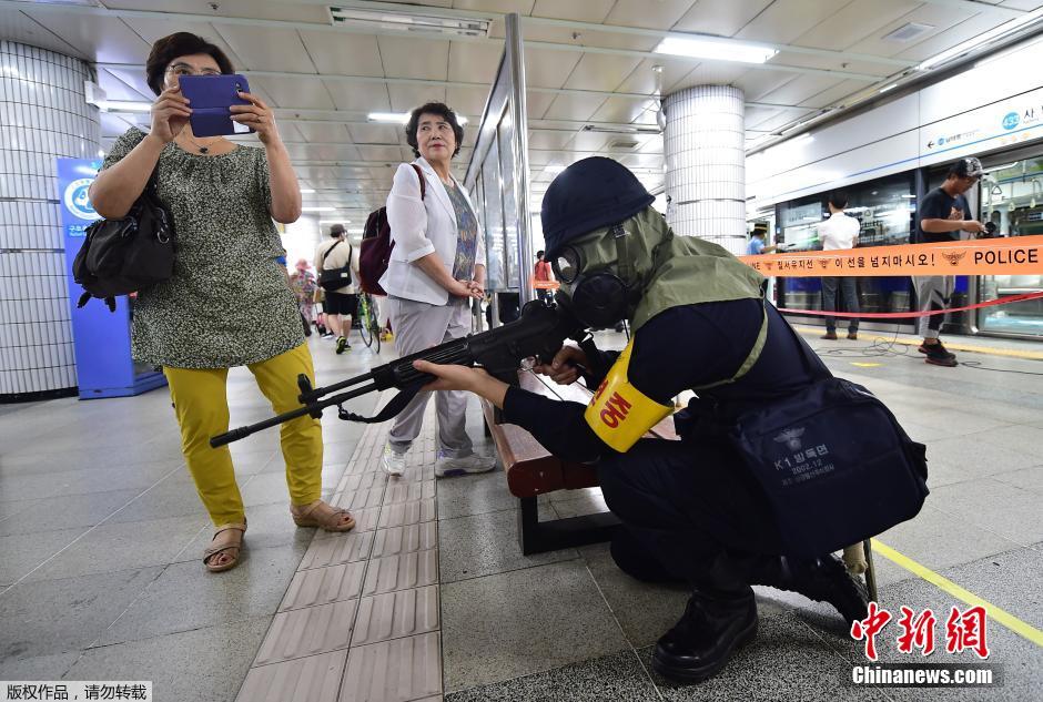 韩国士兵地铁站举行反恐演习 市民淡定从旁拍照