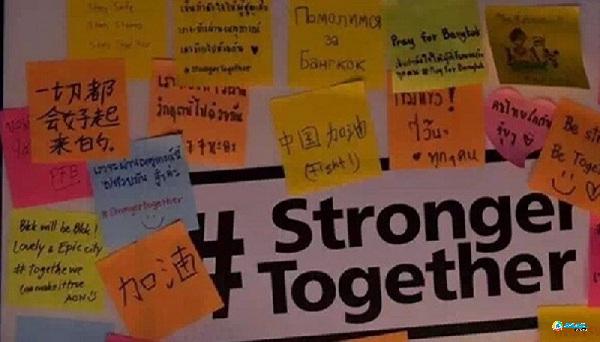 泰国民众悼念爆炸遇难者 祈福板上写“中国加油”