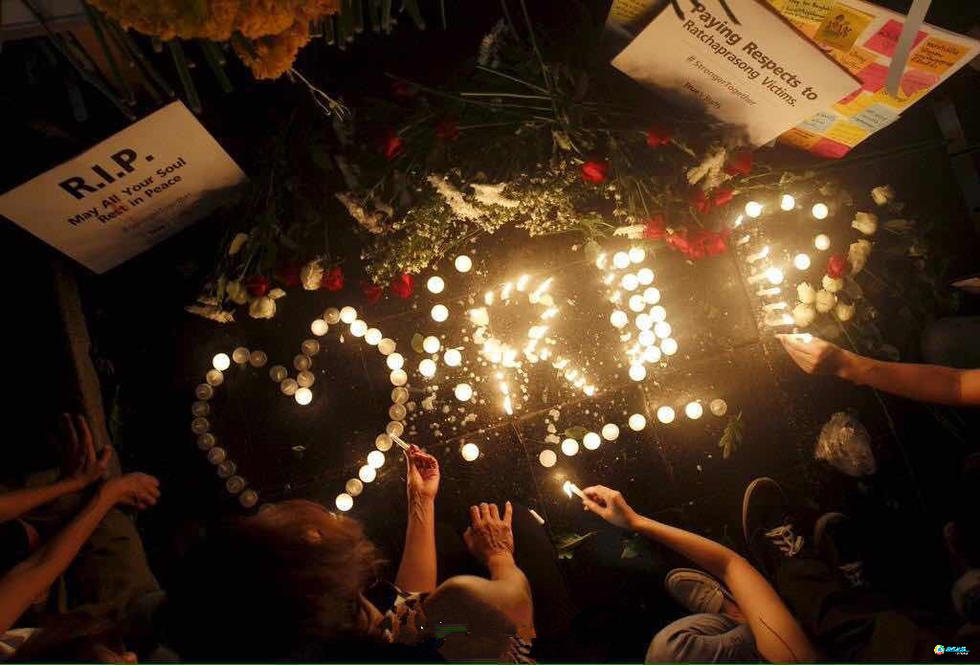 泰国民众悼念爆炸遇难者 祈福板上写“中国加油”