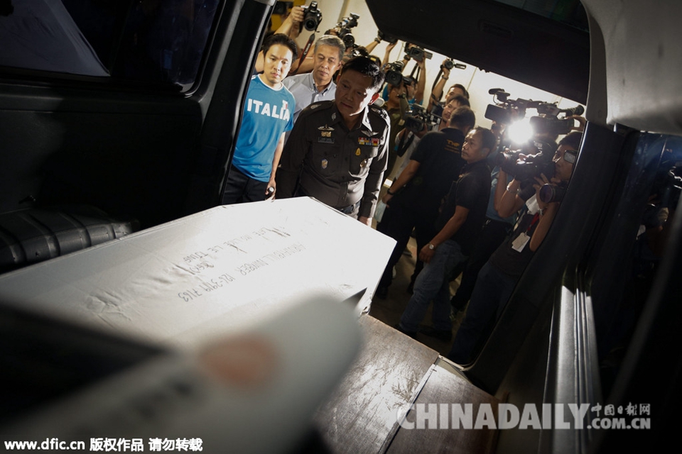 曼谷爆炸案遇难中国游客家属见到亲人遗体后悲痛欲绝