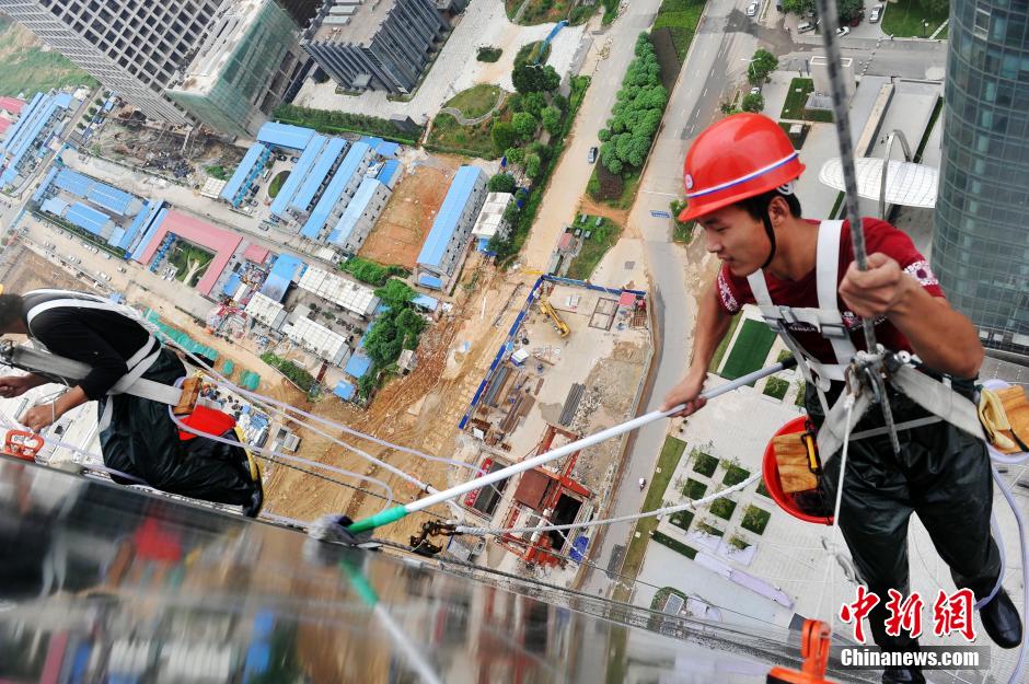 都市里的“高空蜘蛛人”：擦亮303米南昌最高楼