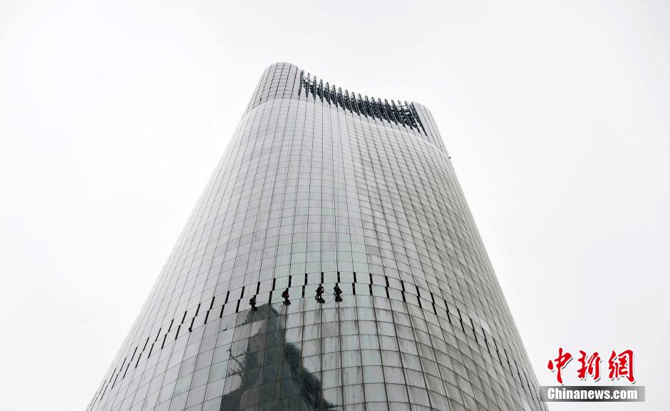 都市里的“高空蜘蛛人”：擦亮303米南昌最高楼