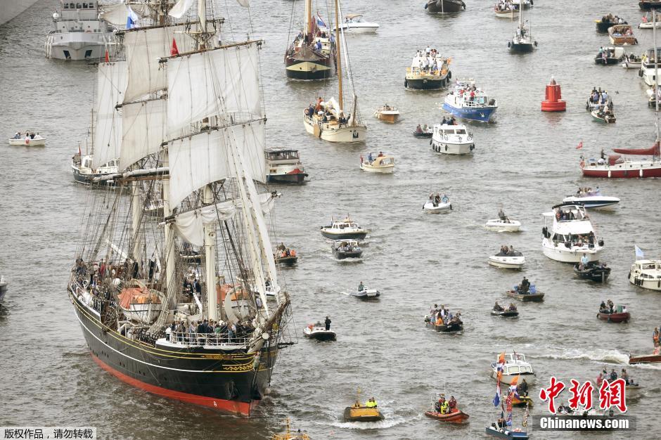 阿姆斯特丹帆船节开幕 千帆竞渡场面壮观