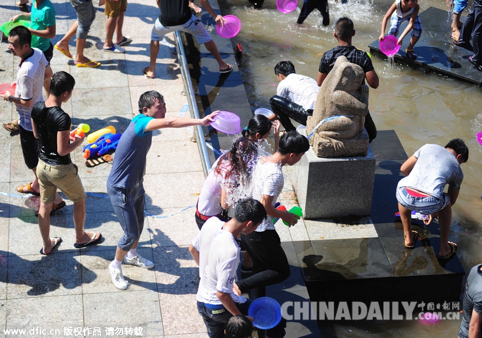 海南万人嬉水庆“七夕” 美女帅哥街头“湿身”