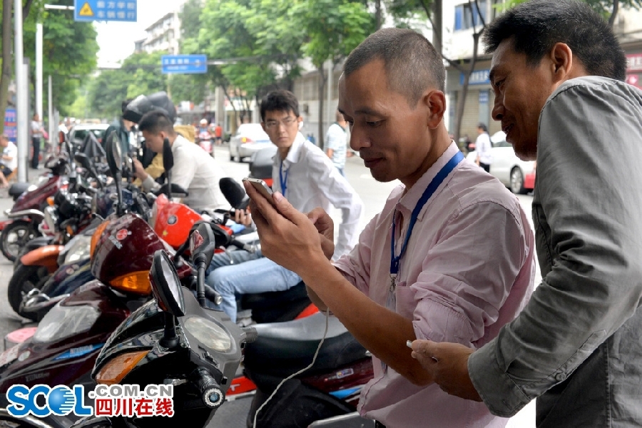 都市里的“闪送族”：外卖派送员