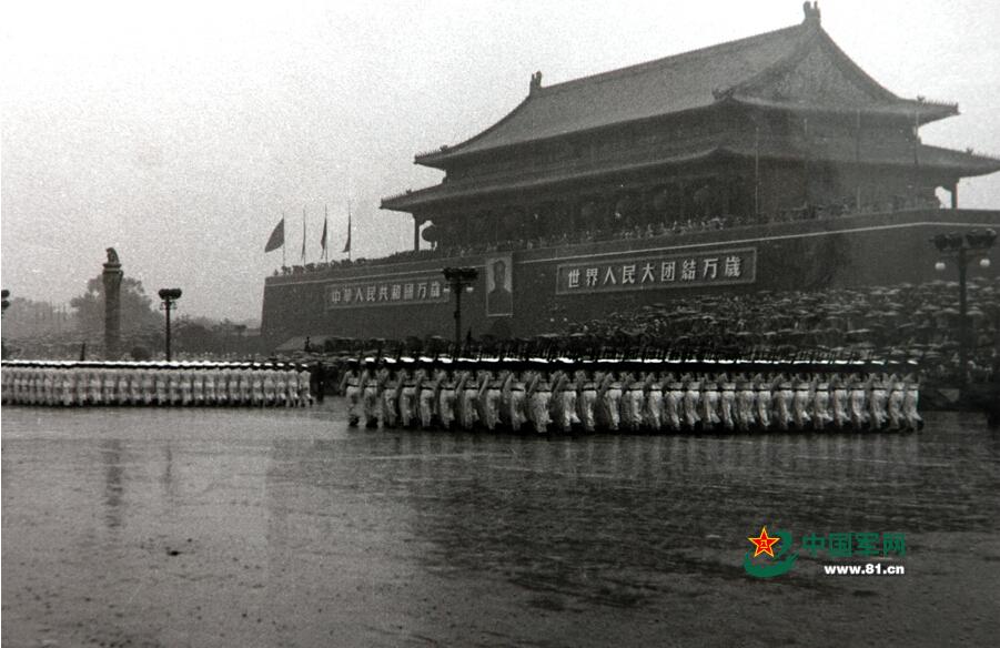 新中国阅兵唯一“全勤”：铁钉扎脚踢正步