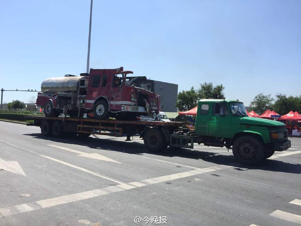 天津爆炸：清运出一辆消防车
