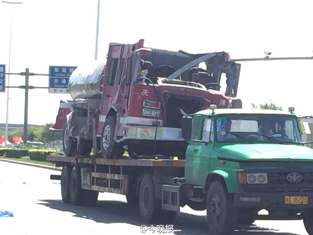 天津爆炸：清运出一辆消防车