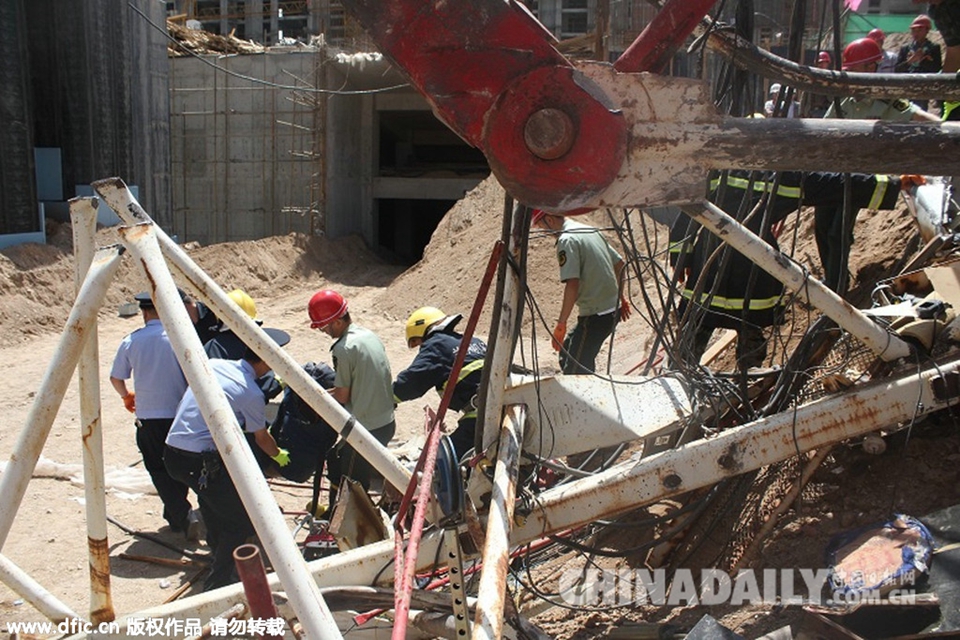 甘肃兰州一工地40米塔吊侧翻 司机坠亡