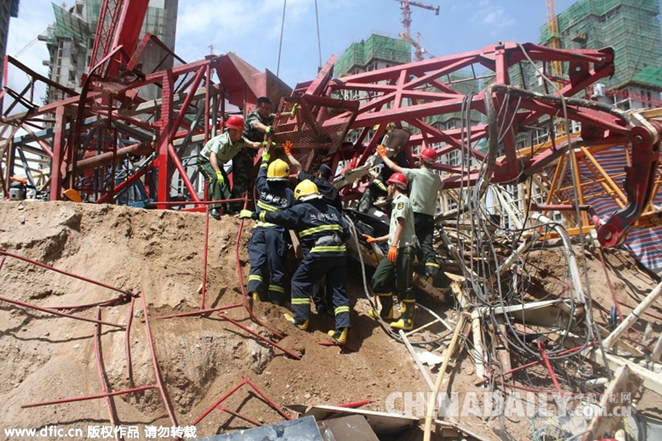 甘肃兰州一工地40米塔吊侧翻 司机坠亡