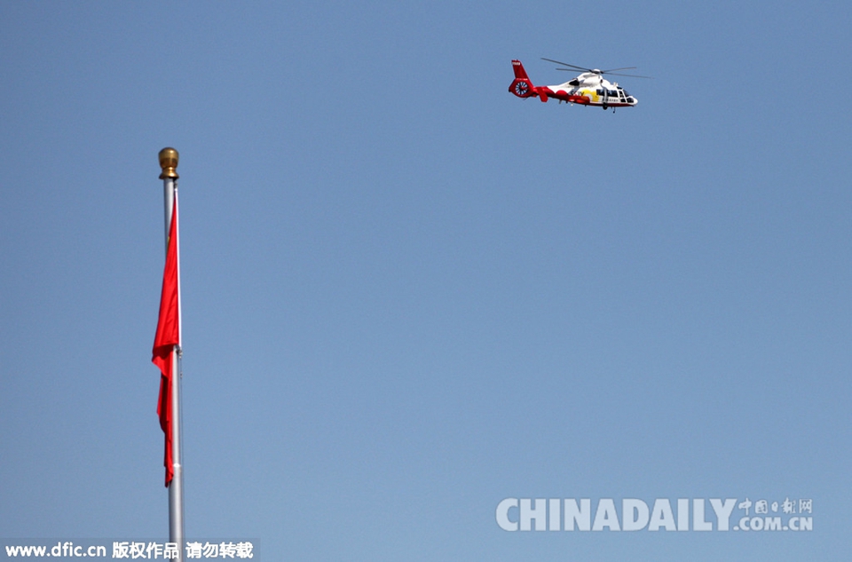 北京：央视直升机天安门上空盘旋调试