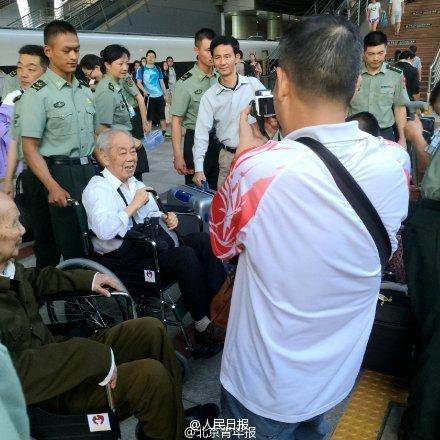 部分抗战老兵乘坐高铁抵达北京