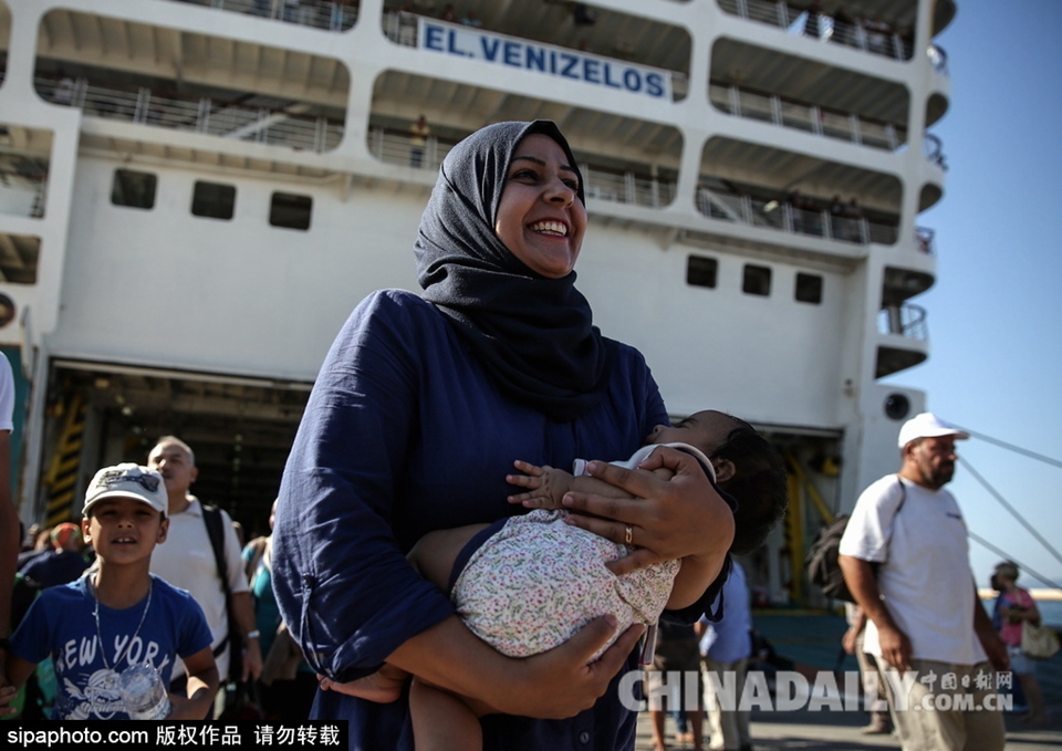 2500名移民抵达希腊港口 双手比“V”庆祝