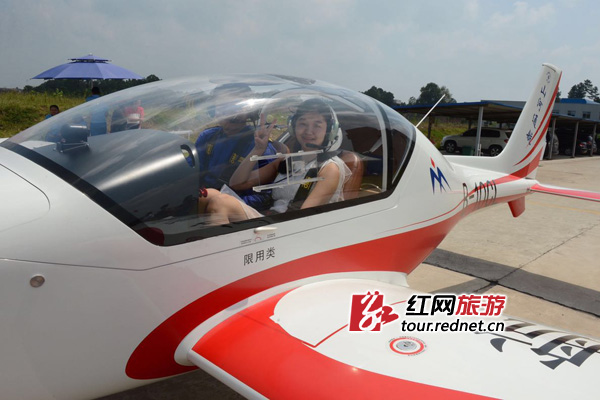 湖南现最“土豪”求爱 小伙“包”两架飞机表白