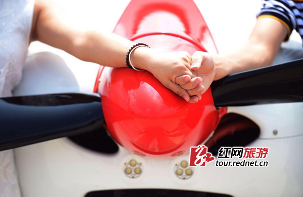 湖南现最“土豪”求爱 小伙“包”两架飞机表白