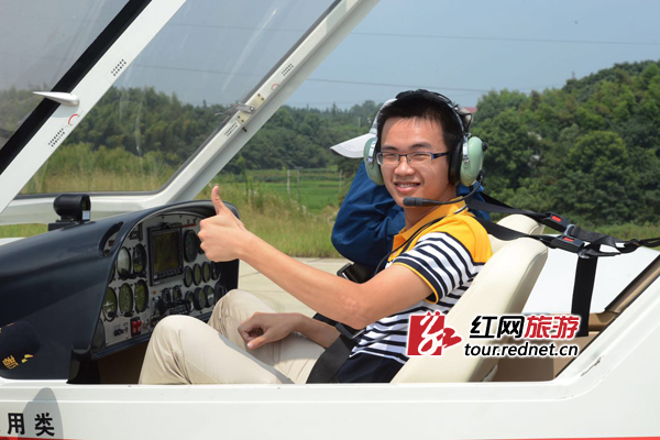 湖南现最“土豪”求爱 小伙“包”两架飞机表白