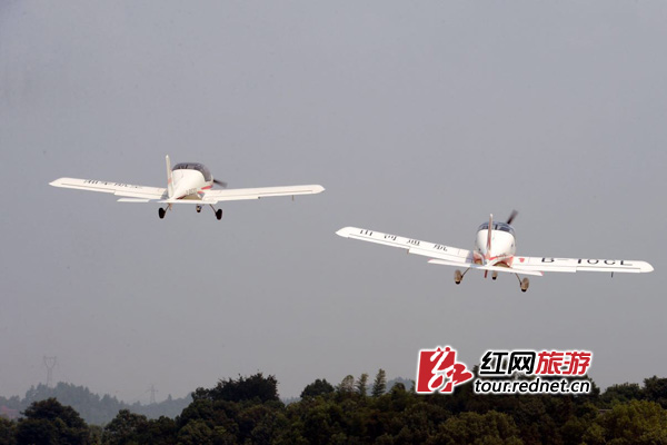 湖南现最“土豪”求爱 小伙“包”两架飞机表白