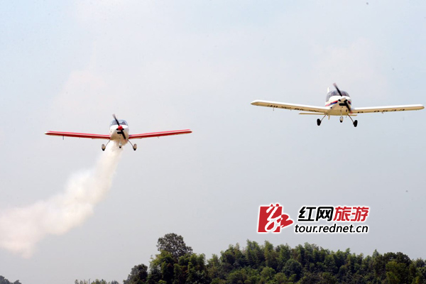 湖南现最“土豪”求爱 小伙“包”两架飞机表白