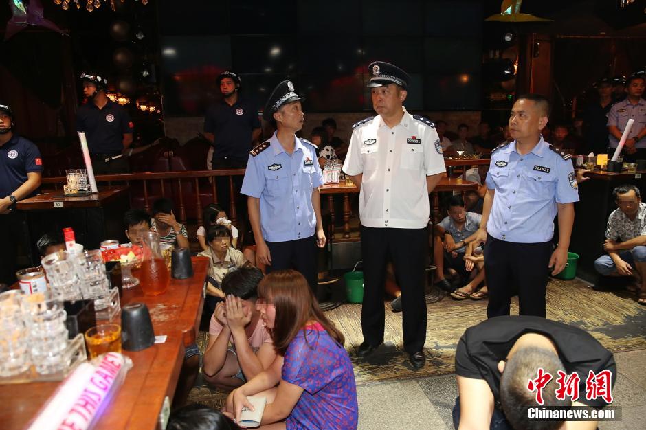广东茂名出动350警力夜查市区酒吧娱乐城