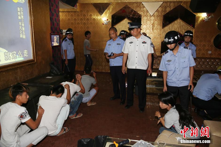 广东茂名出动350警力夜查市区酒吧娱乐城