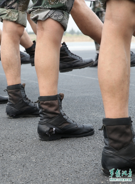 阅兵方队官兵每天踢2万多正步 磨透作战靴