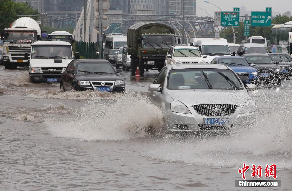 台风"天鹅"影响上海 市民出行"漂洋过海"