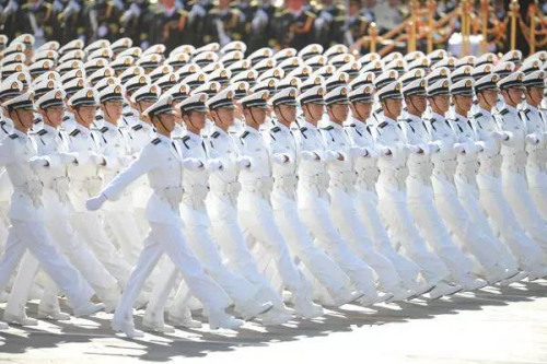 中国历次阅兵“男神们”都穿啥？