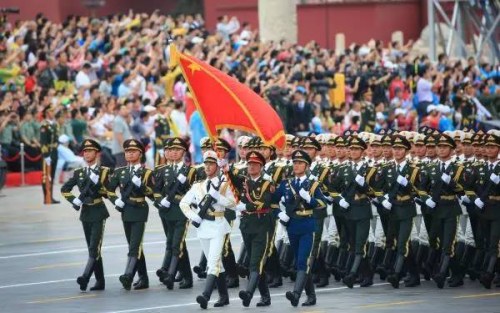 中国历次阅兵“男神们”都穿啥？