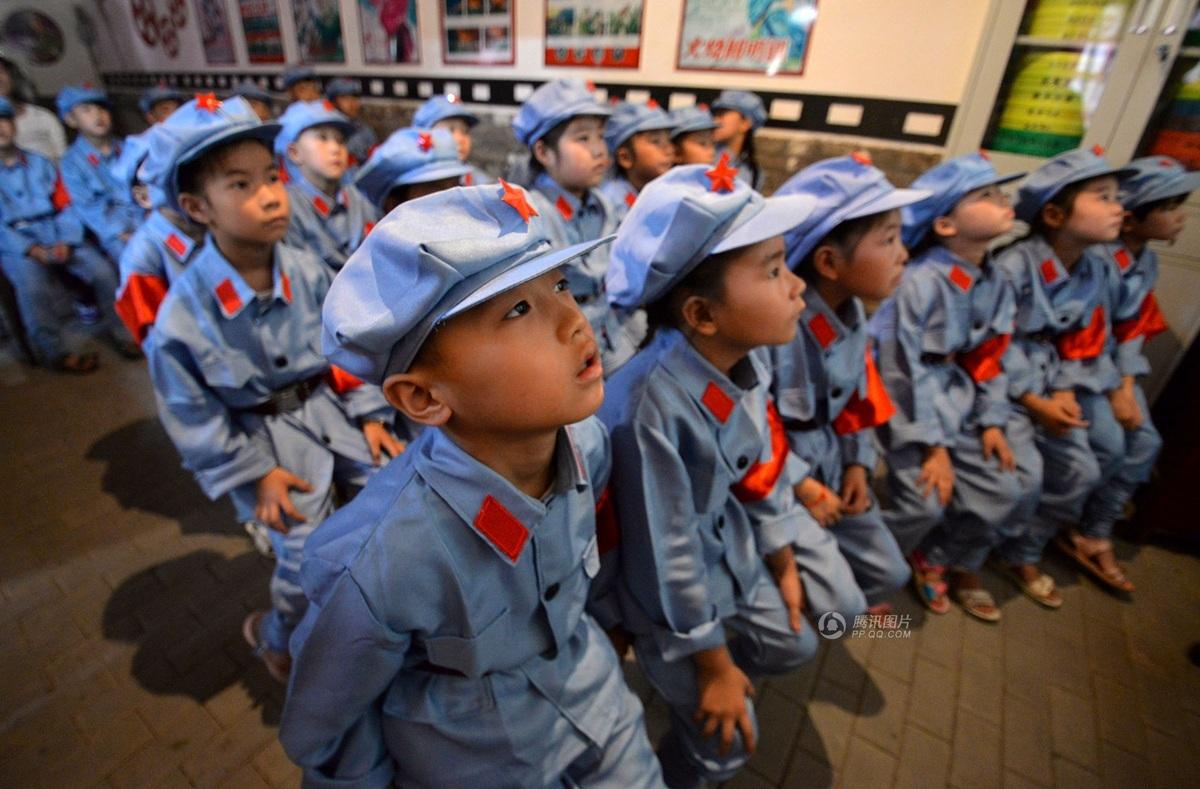 河北小学生穿“红军服”接受抗战爱国教育