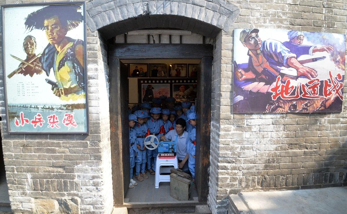 河北小学生穿“红军服”接受抗战爱国教育